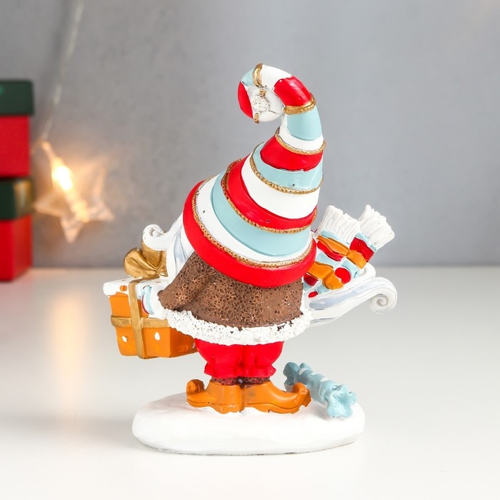 Сувенир полистоун Сувенир полистоун "Дедушка Мороз с подарком, в полосатом колпаке" 13х5,5х10,5 см