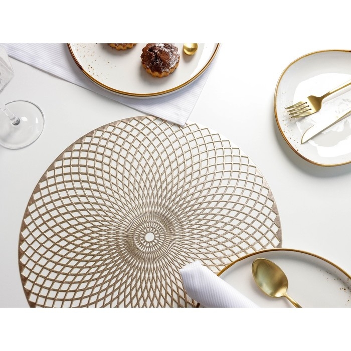Набор салфеток сервировочных на стол Доляна &laquo;Вира&raquo;, 4 шт, d=38 см, цвет золотой
