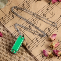 Губная гармошка Music Life 4 отверстия, 8 тонов, 3,5х1,5х1см, цепь 28см, зеленая Губная гармошка Music Life 4 отверстия, 8 тонов, 3,5х1,5х1см, цепь 28см, зеленая