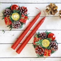 Свеча новогодняя с подсвечником "Красные шишки и подарки" (набор 4 шт) 4х13х17 см, красный Свеча новогодняя с подсвечником "Красные шишки и подарки" (набор 4 шт) 4х13х17 см, красный