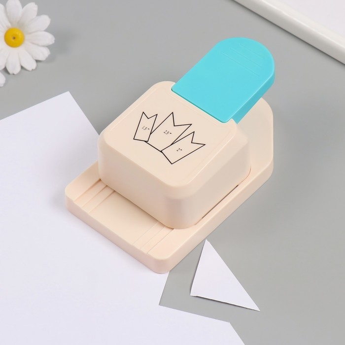 Дырокол фигурный 3в1 рисунок 3,8/5/6,3 см Дырокол фигурный 3в1 рисунок 3,8/5/6,3 см "Флажок" 9х14,9х6,3 см