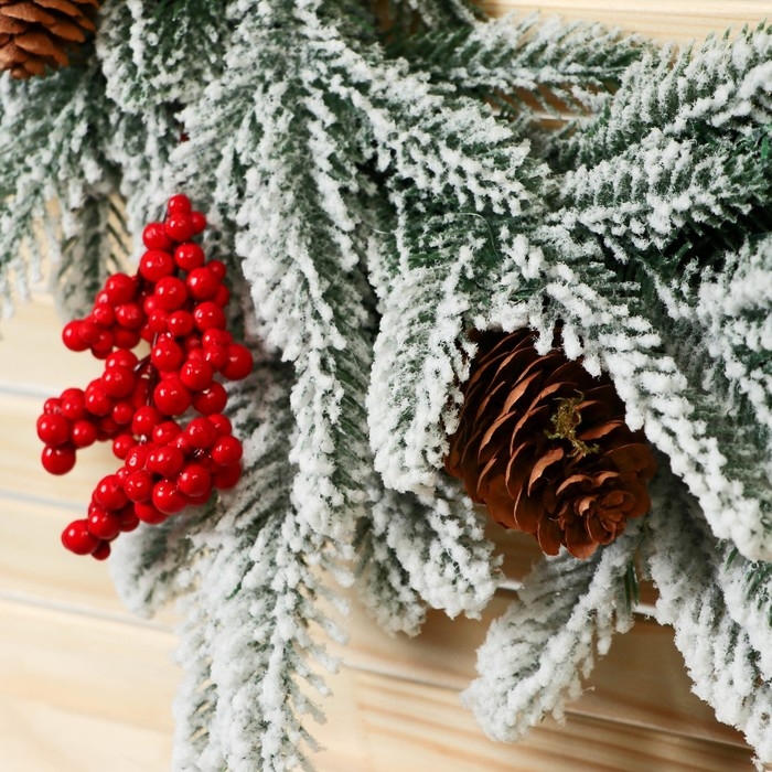 Венок новогодний d- 36 см "Уютная сказка" веточки в снегу ягоды шишки