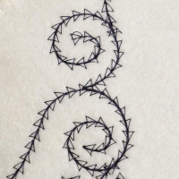 Шапка для бани с вышивкой "Казахстанский колпак мужской" с золотыми и голубыми узорами Шапка для бани с вышивкой "Казахстанский колпак мужской" с золотыми и голубыми узорами