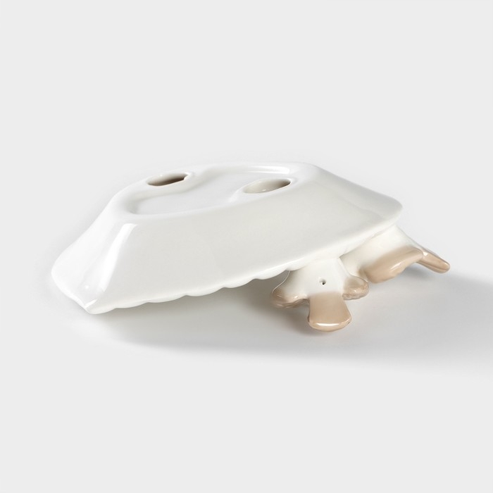 Блюдо керамическое сервировочное «Голубки на листочке», 13×13×2 см, цвет белый Блюдо керамическое сервировочное «Голубки на листочке», 13×13×2 см, цвет белый