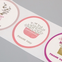 Наклейка бумага "Благодарность. Цветы в вазе" d=2,5 см 120 шт в рулоне 5,7х5,7х6 см Наклейка бумага "Благодарность. Цветы в вазе" d=2,5 см 120 шт в рулоне 5,7х5,7х6 см