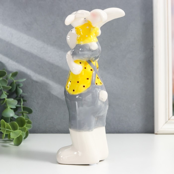 Сувенир керамика "Зайка на плечах у папы" жёлтый, 10х9,5х21 см