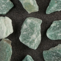 Набор для творчества "Жадеит колотый", кристаллы, фракция 2-3 см, 100 г Набор для творчества "Жадеит колотый", кристаллы, фракция 2-3 см, 100 г