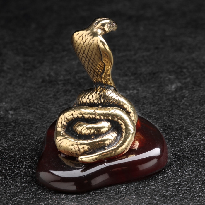 Сувенир Сувенир "Змея Кобра с капюшоном", латунь, янтарь