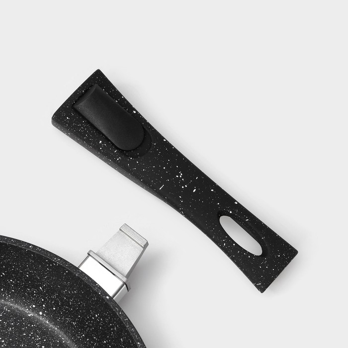 Сковорода кованая Magistro Dark, d=22 см, съёмная ручка soft-touch, антипригарное покрытие, индукция, цвет чёрный Сковорода кованая Magistro Dark, d=22 см, съёмная ручка soft-touch, антипригарное покрытие, индукция, цвет чёрный