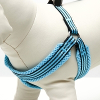 Шлейка супермягкая со светоотражающей прошивкой, размер М, обхват 32-63 см, голубая Шлейка супермягкая со светоотражающей прошивкой, размер М, обхват 32-63 см, голубая