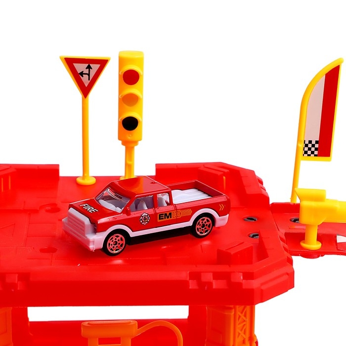 Парковка &laquo;Пожарная станция&raquo;, с металлическими машинкой и вертолётом