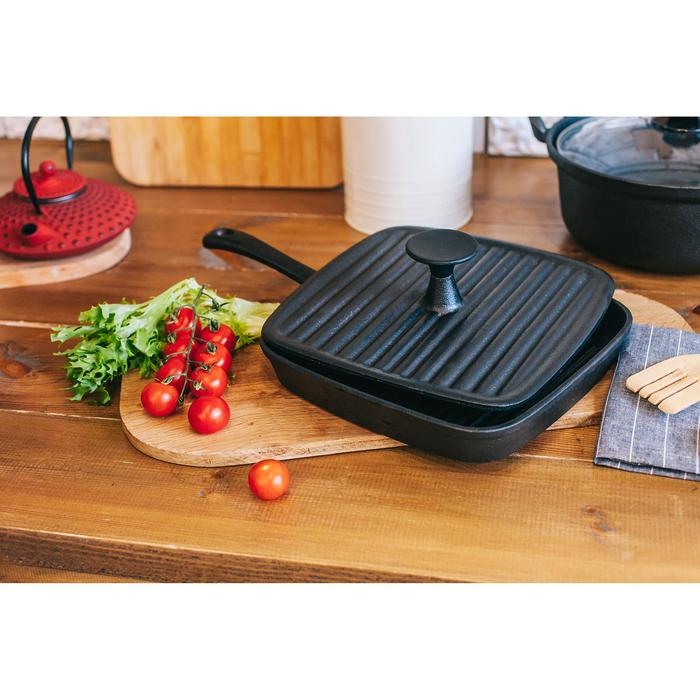 Сковорода гриль чугунная Доляна &laquo;Квадрат&raquo;, 23&times;23 см, со сливом и ручкой, цвет чёрный