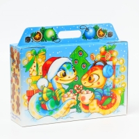 Новый год. Подарочная коробка Новогодняя Портфель широкий "Змеята" с игрой и анимацией 31 х 8,5 х 20,3 см. Новый год. Подарочная коробка Новогодняя Портфель широкий "Змеята" с игрой и анимацией 31 х 8,5 х 20,3 см.