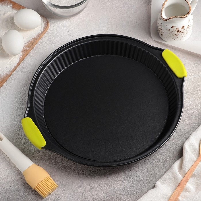 Форма для выпечки Доляна «Рифлёный круг. Забота», 30,5×4 см, с силиконовыми ручками, антипригарное покрытие, цвет чёрный Форма для выпечки Доляна «Рифлёный круг. Забота», 30,5×4 см, с силиконовыми ручками, антипригарное покрытие, цвет чёрный