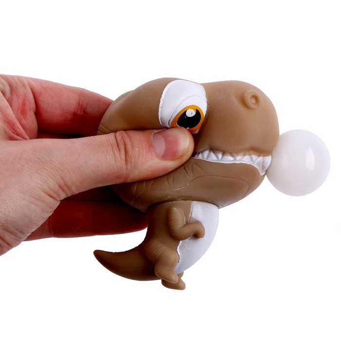 Мялка &laquo;Динозаврик&raquo; надувает шарик