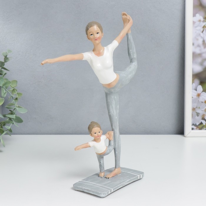 Сувенир полистоун Сувенир полистоун "Мама с дочкой в позе танцора" бело-серый 25,5х6,5х19,5 см