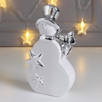 Сувенир керамика "Снеговик в цилиндре и шарфе, со звёздочками" серебро 19,6х6,3х9,5 см