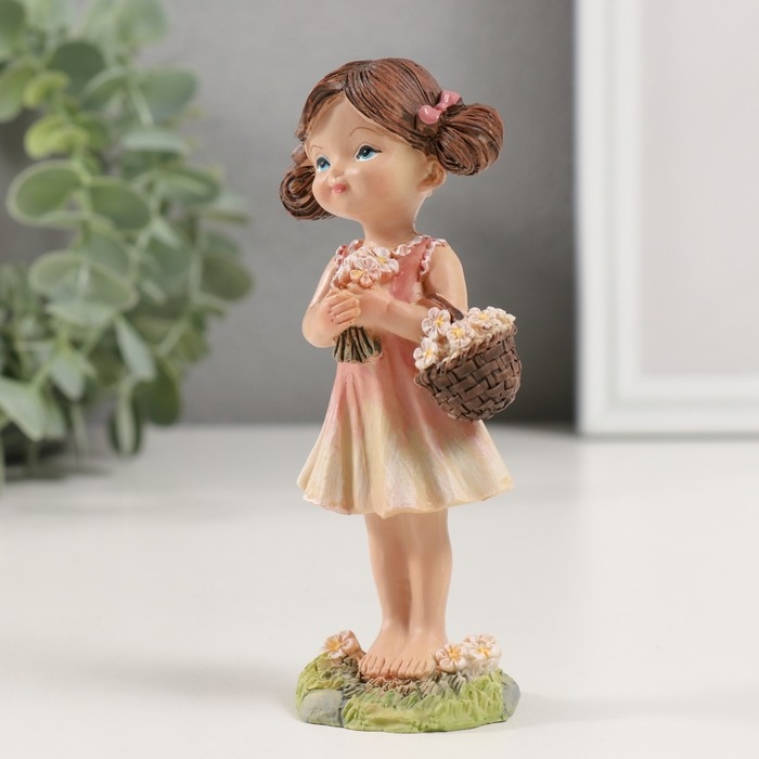 Сувенир полистоун "Девочка с букетом собранных цветов" 6х4х12,5 см