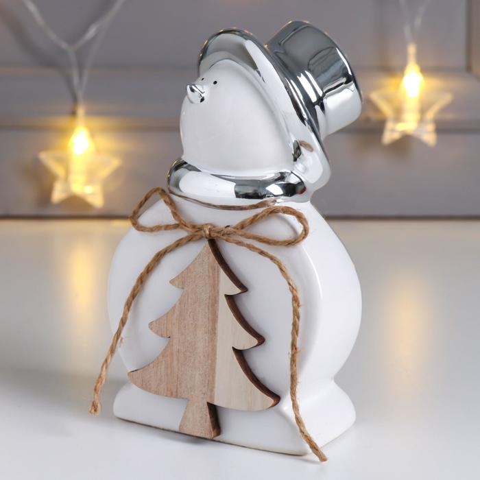 Сувенир керамика, дерево "Снеговик в цилиндре, с ёлочкой" серебро 14,7х6,5х9 см