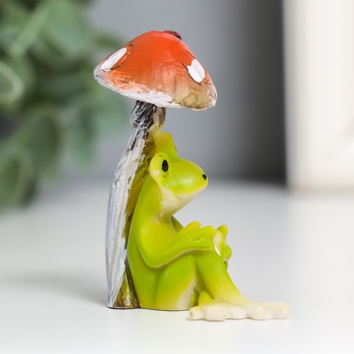 Сувенир полистоун "Лягушонок под грибочком - отдых" 6х3х5,4 см