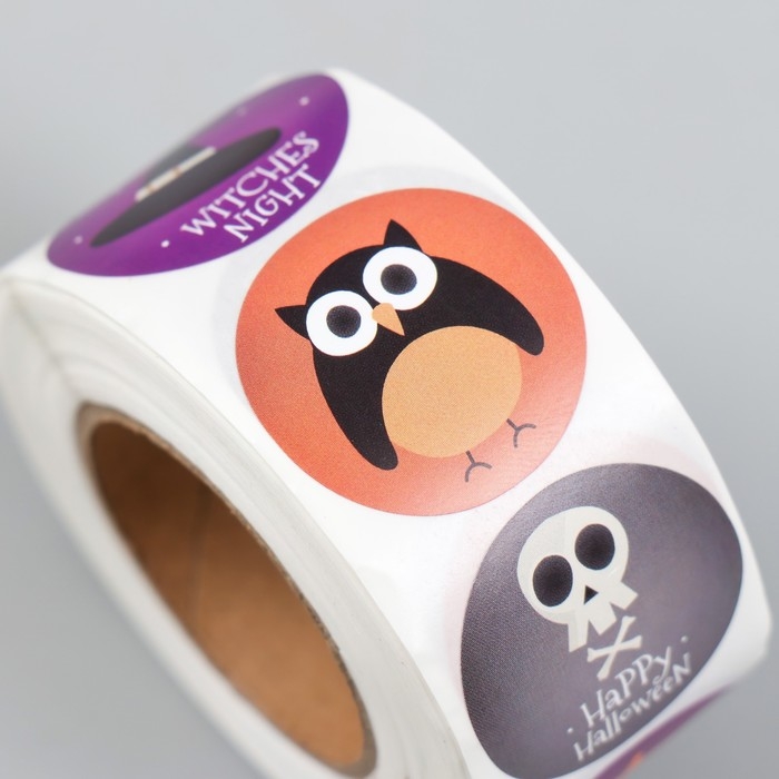 Наклейка бумага "Хэллоуин. Страшилки" d=2,5 см 500 шт в рулоне 3х6,5х6,5 см