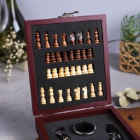 Винный набор: нож-сомелье со штопором, каплеуловитель, нож для фольги и пробка для вина с шахматами &laquo;Золотому человеку&raquo;.