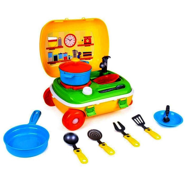 Кухня с набором посуды в жёлтом чемодане Кухня с набором посуды в жёлтом чемодане