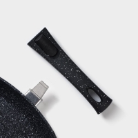 Сковорода гриль квадратная Magistro Dark, 24×24 см, ручка съёмная soft-touch, антипригарное покрытие, индукция, цвет чёрный Сковорода гриль квадратная Magistro Dark, 24×24 см, ручка съёмная soft-touch, антипригарное покрытие, индукция, цвет чёрный