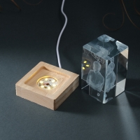 Сувенир стекло подсветка "Прямоугольник. Мыслитель" подставка дерево, USB 7х7х10 Сувенир стекло подсветка "Прямоугольник. Мыслитель" подставка дерево, USB 7х7х10