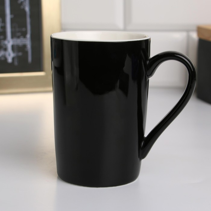 Кружка керамическая с ложкой и крышкой «Покоритель вершин», 400 мл, цвет чёрный Кружка керамическая с ложкой и крышкой «Покоритель вершин», 400 мл, цвет чёрный