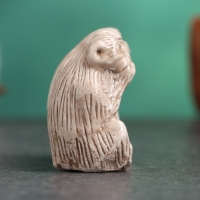 Фигура "Три обезьяны" слоновая кость, 3х5х2см Фигура "Три обезьяны" слоновая кость, 3х5х2см