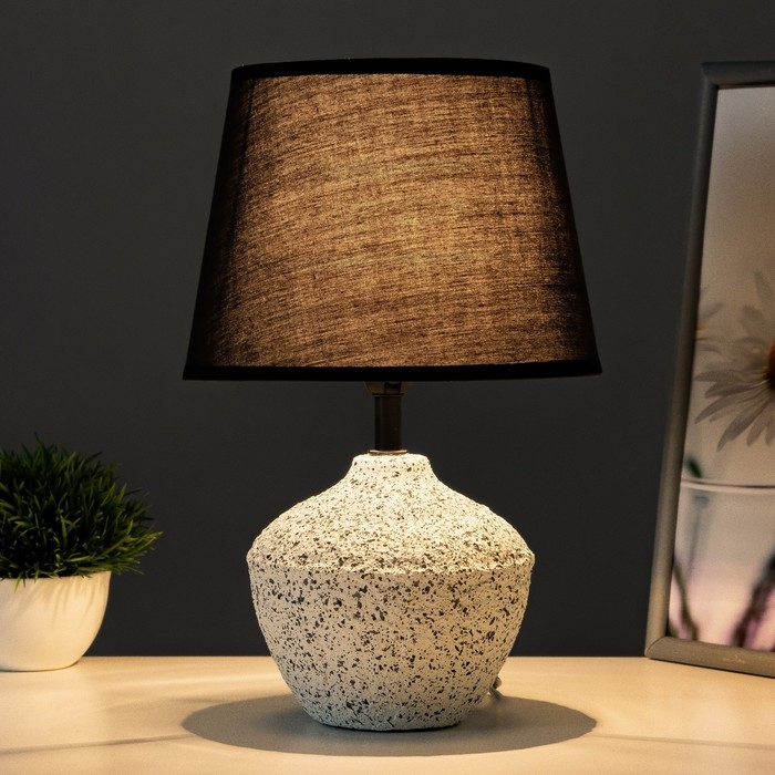 Настольная лампа "Алетта" Е14 40Вт бело-черный 20х20х36 см RISALUX