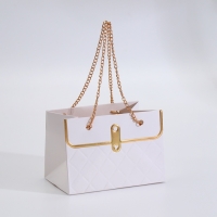 Пакет для цветов, ручка цепь, "Белый", с золотым тиснением, 15 х 10,5 х 10 см Пакет для цветов, ручка цепь, "Белый", с золотым тиснением, 15 х 10,5 х 10 см