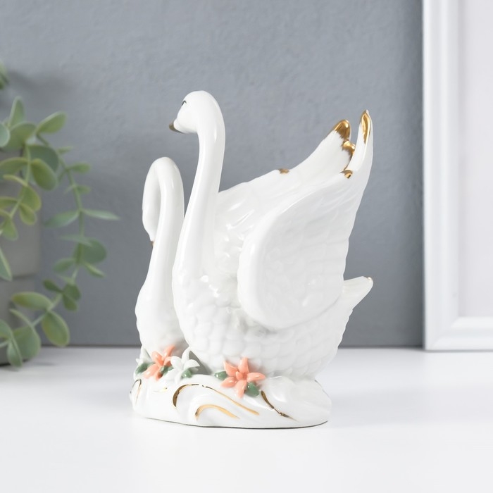 Сувенир керамика "Лебеди в заводи с цветами" цветные