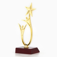 Кубок &laquo;Любимой воспитательнице&raquo;, наградная фигура, золото, пластик, 18 х 7 см.