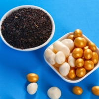 Подарочный набор &laquo;Волшебного нового года&raquo;: чай чёрный 50 г., арахис в белой шоколадной глазури 100 г., ананас в белом шоколаде 100 г., крем-мед с клубникой 120 г.