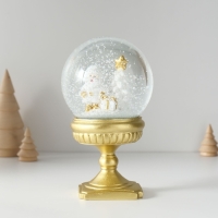 Сувенир полистоун водяной шар "Дед Мороз в белой шубе с ёлкой и подарком" 10х10х17,5 см Сувенир полистоун водяной шар "Дед Мороз в белой шубе с ёлкой и подарком" 10х10х17,5 см