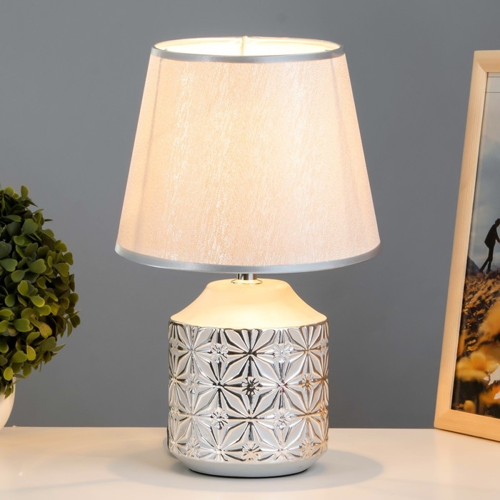 Настольная лампа Бэсфорд E14 40Вт серебро 20х20х30 см RISALUX