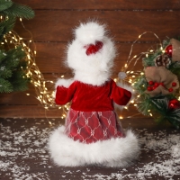 Снегурочка "В пушистой шубке, с фонариком" двигается, с подсветкой, 30х18 см, красный Снегурочка "В пушистой шубке, с фонариком" двигается, с подсветкой, 30х18 см, красный