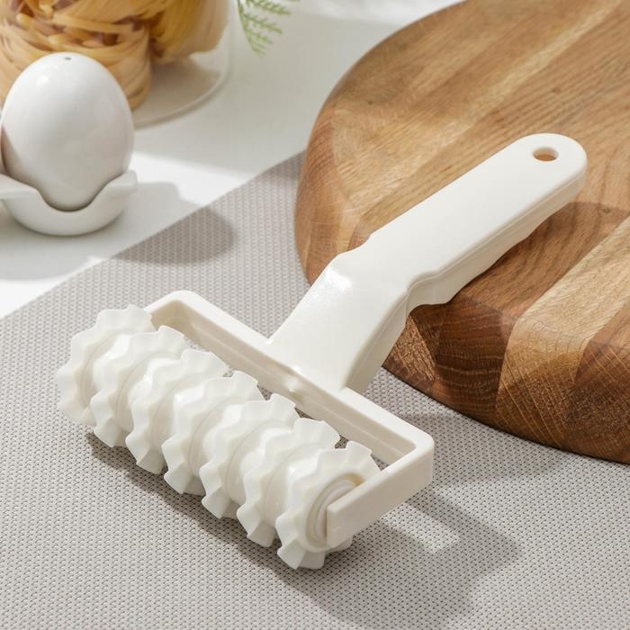 Валик для нарезки полос из теста Доляна &laquo;Волна&raquo;, 20&times;12&times;4 см, цвет белый