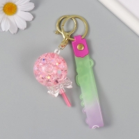 Брелок пластик с карабином, ремешком "Леденец с бантиком" водный с глиттером 4х4х6,5 см Брелок пластик с карабином, ремешком "Леденец с бантиком" водный с глиттером 4х4х6,5 см