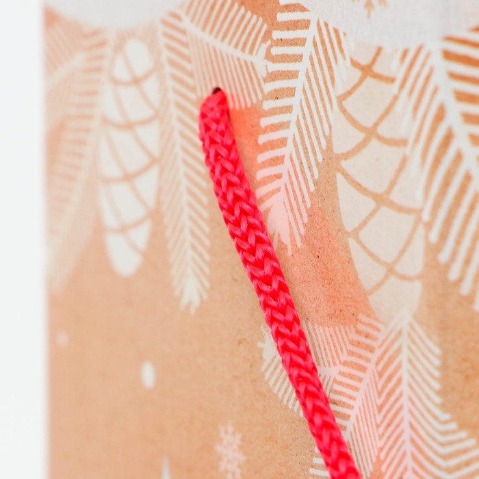 Новый год. Подарочная коробка, Новогодняя под шампанское Новый год. Подарочная коробка, Новогодняя под шампанское "Елочки" с веревочной ручкой 11 х 11 х 35 см.