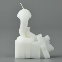 Новый год 2025! Свеча интерьерная &laquo;Новогодняя коллекция: Змейка с подарком&raquo;, белая 77 х 61 х 35