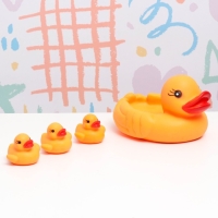 Набор игрушек для купания в ванне "Мама утка и три уточки" 4 шт, резиновые, 18 х 10 см Набор игрушек для купания в ванне "Мама утка и три уточки" 4 шт, резиновые, 18 х 10 см
