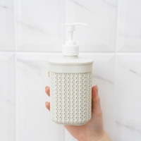 Дозатор для мыла &laquo;Вязание&raquo;, 500 мл, цвет белый ротанг