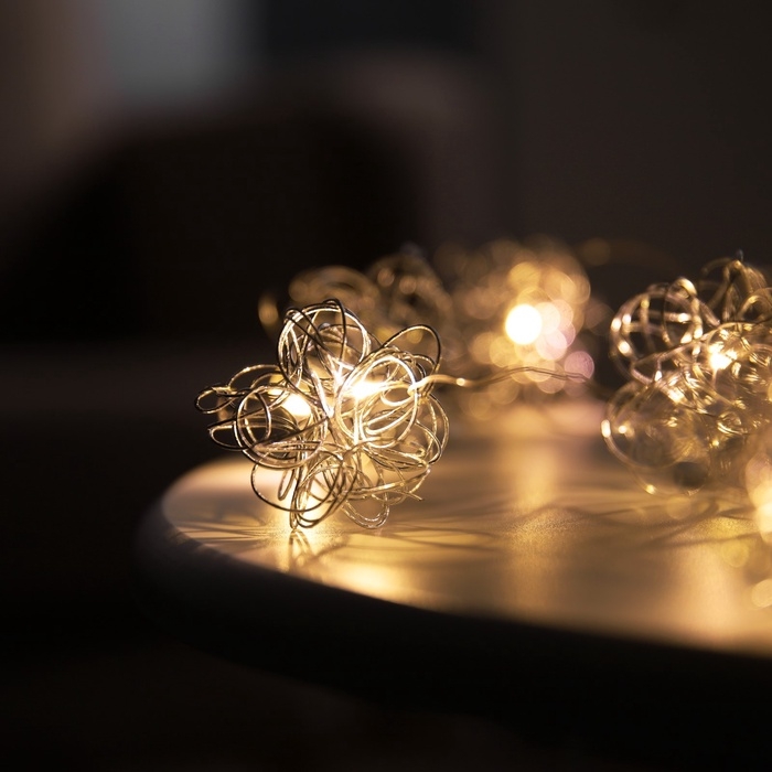 Гирлянда «Нить» роса 5 см, с насадками «Снежки», IP20, серебристая нить, 10 LED, батарейки ААх2 (не в комплекте), свечение тёплое белое Гирлянда «Нить» роса 5 см, с насадками «Снежки», IP20, серебристая нить, 10 LED, батарейки ААх2 (не в комплекте), свечение тёплое белое