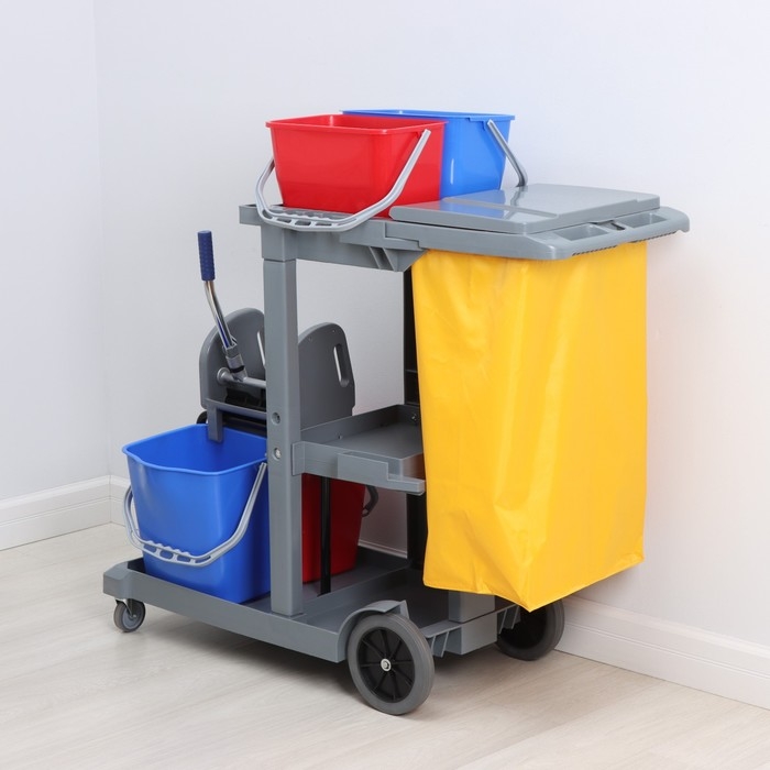 Многофункциональная тележка для клининга с вёдрами, отжимом и лотками, цвет серый
