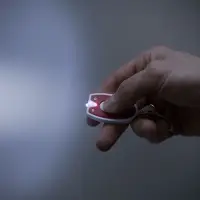 Брелок-фонарик Vivid, ver.2, красный с белым Брелок-фонарик Vivid, ver.2, красный с белым