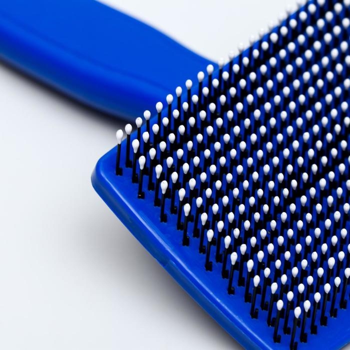 Пуходерка пластиковая мягкая с закругленными зубьями, средняя, 9 х 15,5 см, синяя