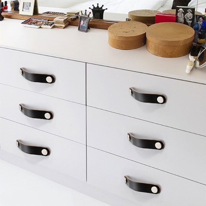 Ручка-скоба CAPPIO RSC010, кожа, м/о 96 мм, цвет черный Ручка-скоба CAPPIO RSC010, кожа, м/о 96 мм, цвет черный